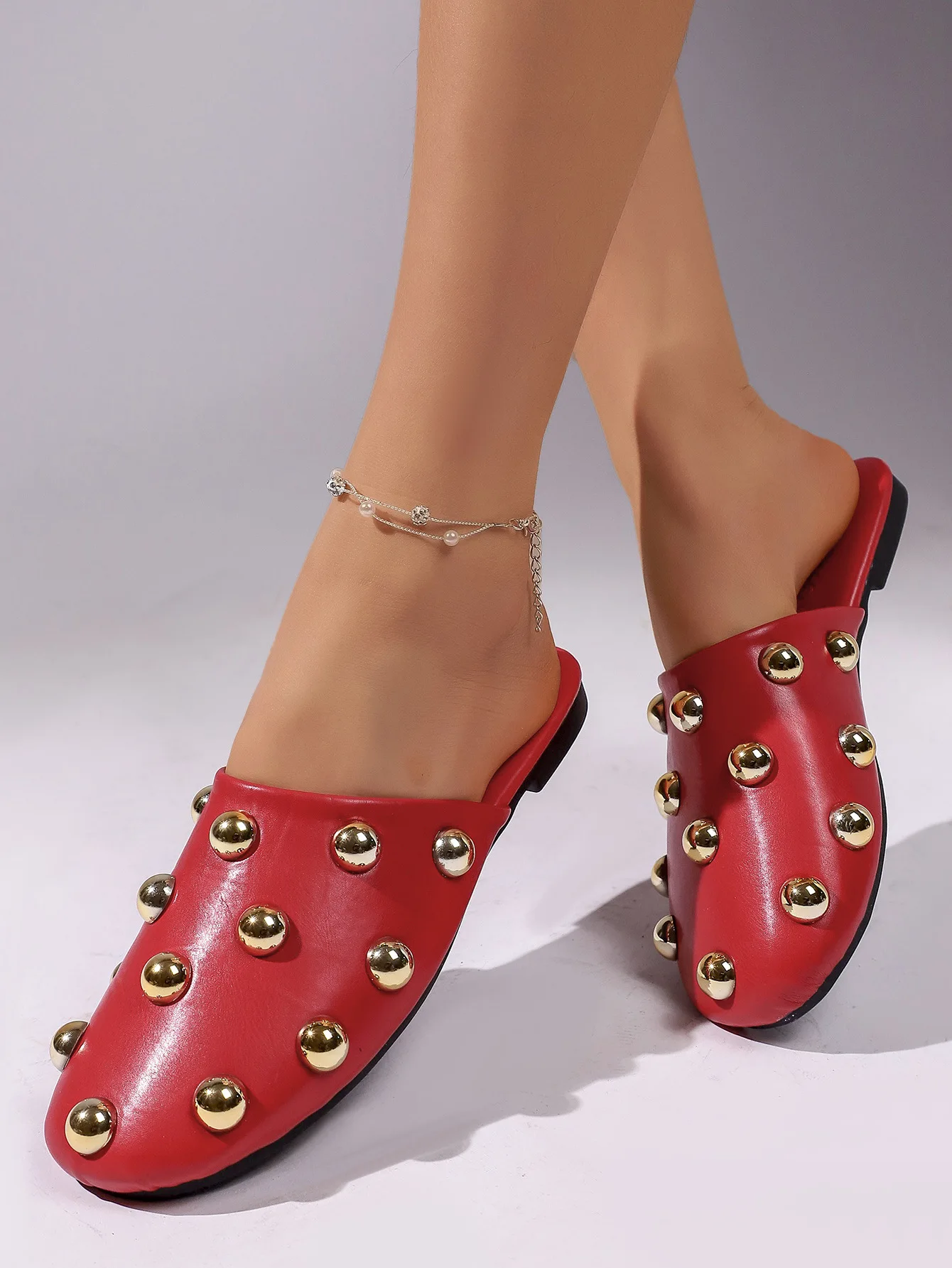 Bequeme Slip-On-Sandalen mit Metallnieten, lässige, abgedeckte Zehenpartie, weiche Gummisohle, flache Schuhe für den Alltag – Detail 10