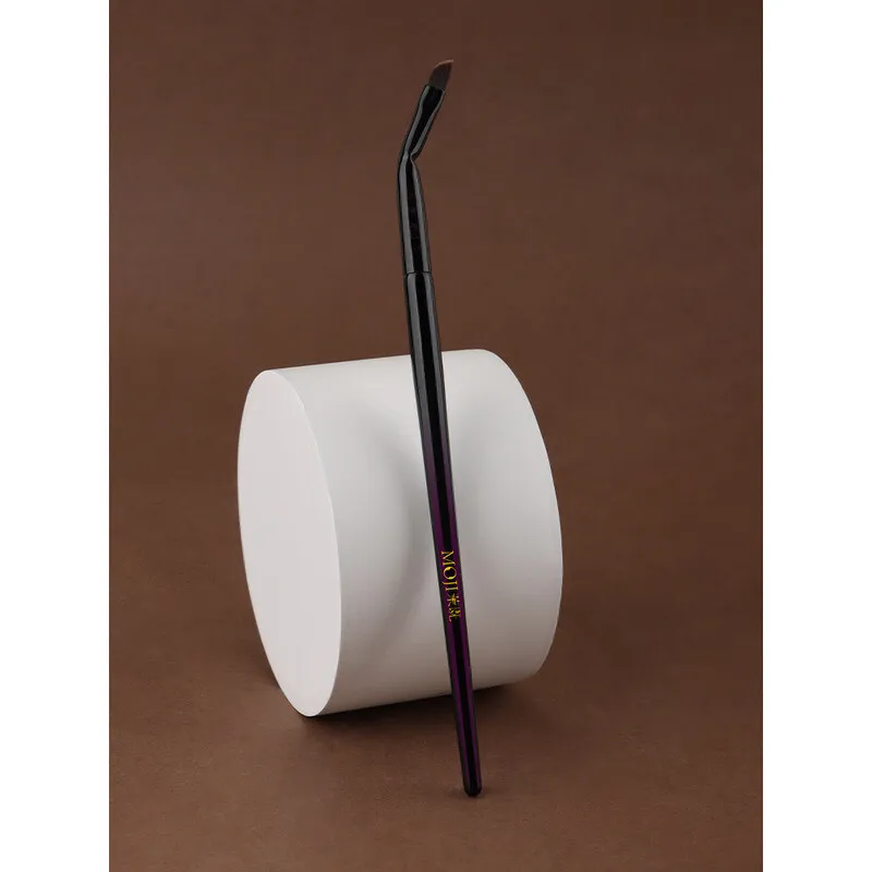 Pennello per eyeliner angolare Moji M230, un pennello per trucco estremamente fine dalla palpebra all'interno. È il pennello per il trucco di un principiante