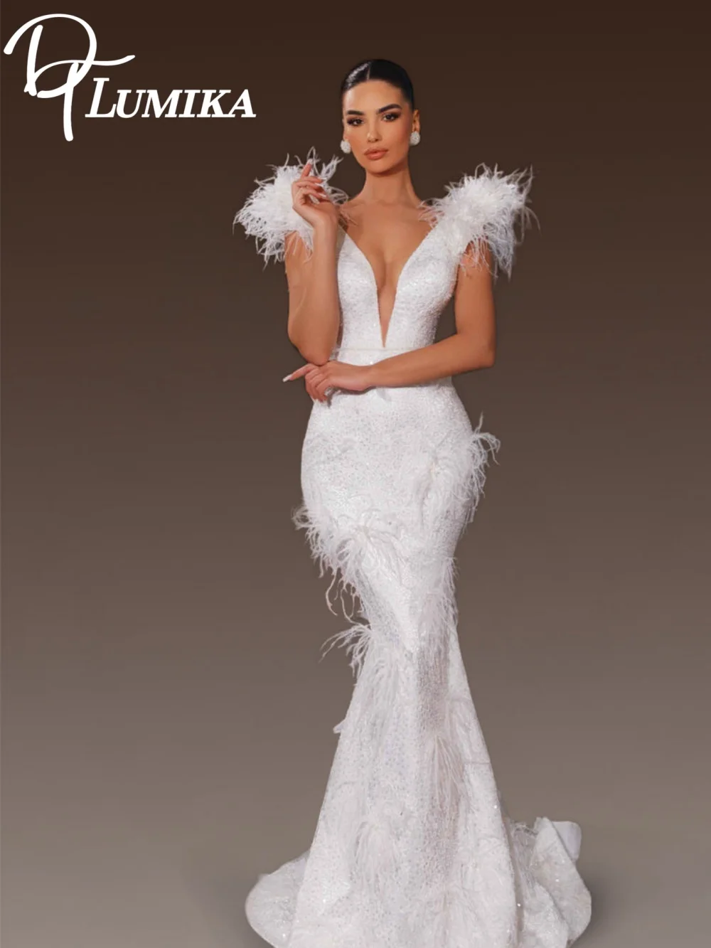 Sexy V-Neck Wedding Dress Elegant Feather-Embellished Bridal Gown Charming Lace Applique Floor-Length Customized