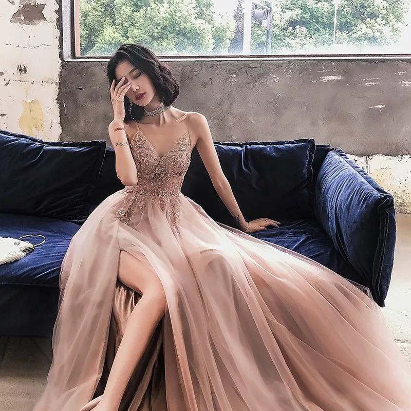

Fashionable strappy toasting long banquet dress