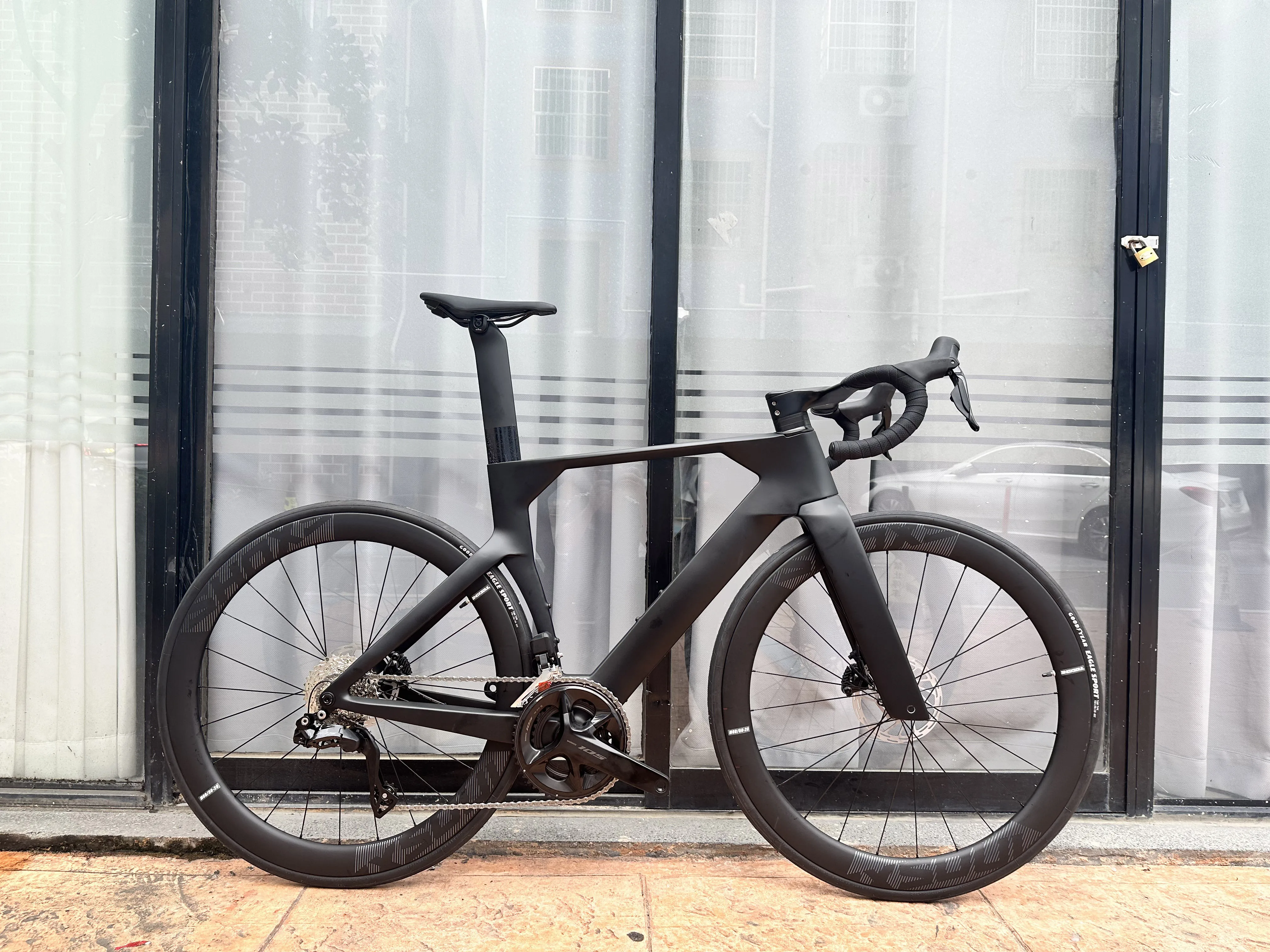 Professional Di2 Aero Carbon Road Bike, Carbon Fiber Material, Aerodynamic Frame High Speed Racing Cycling Bicycle