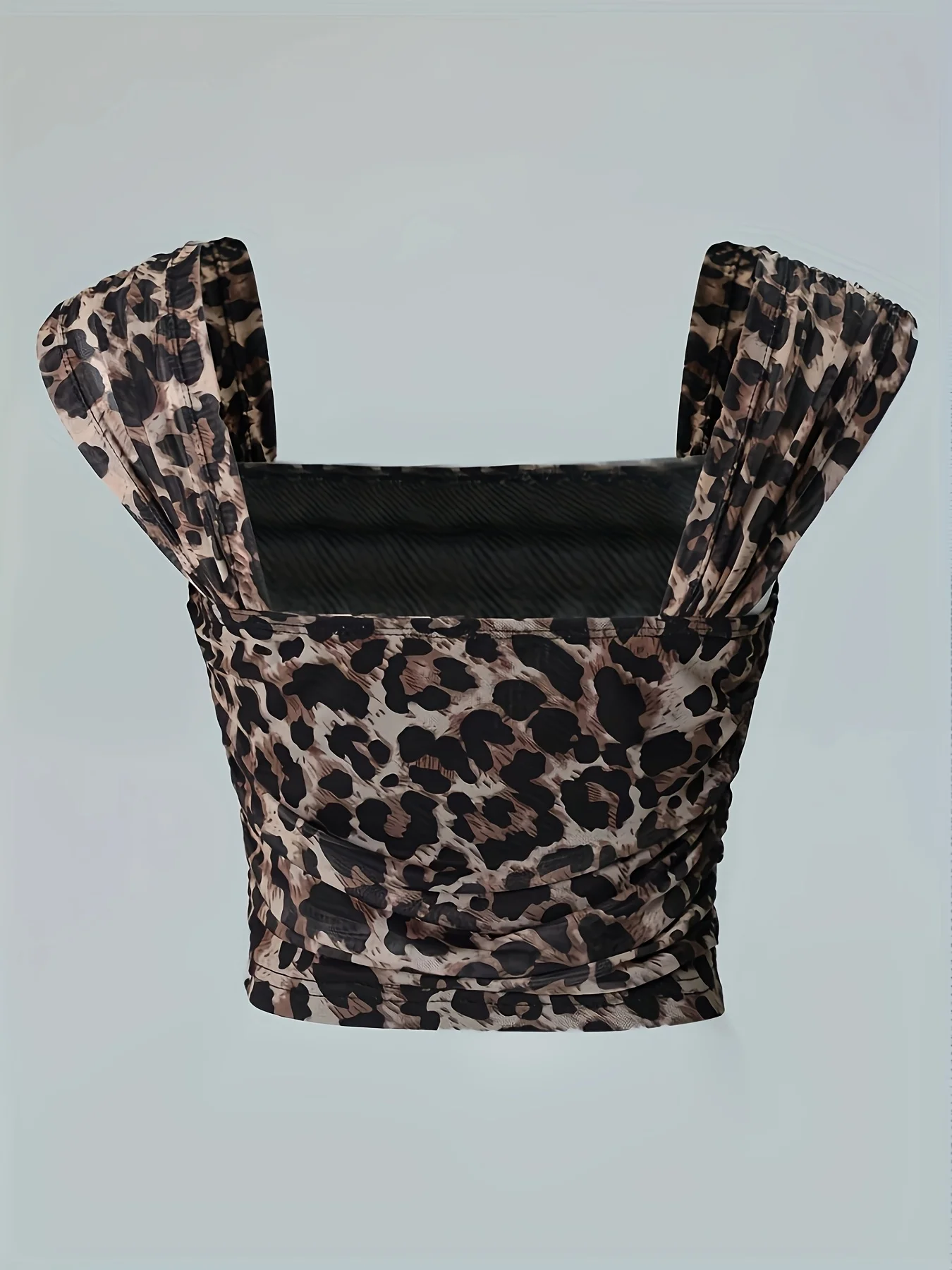 سيدة مع بلوزة مثيرة وأنيقة بدون ظهر، قابلة للتمدد، بطبعة جلد الفهد