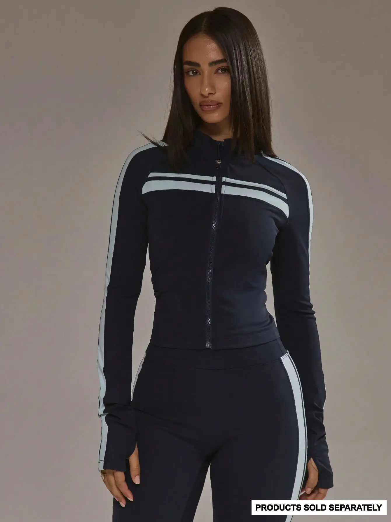 سترة رياضية نسائية بسحاب وتفاصيل مخططة، تصميم محدد للجسم مناسب للتمارين الرياضية والبادل في الخريف والشتاء