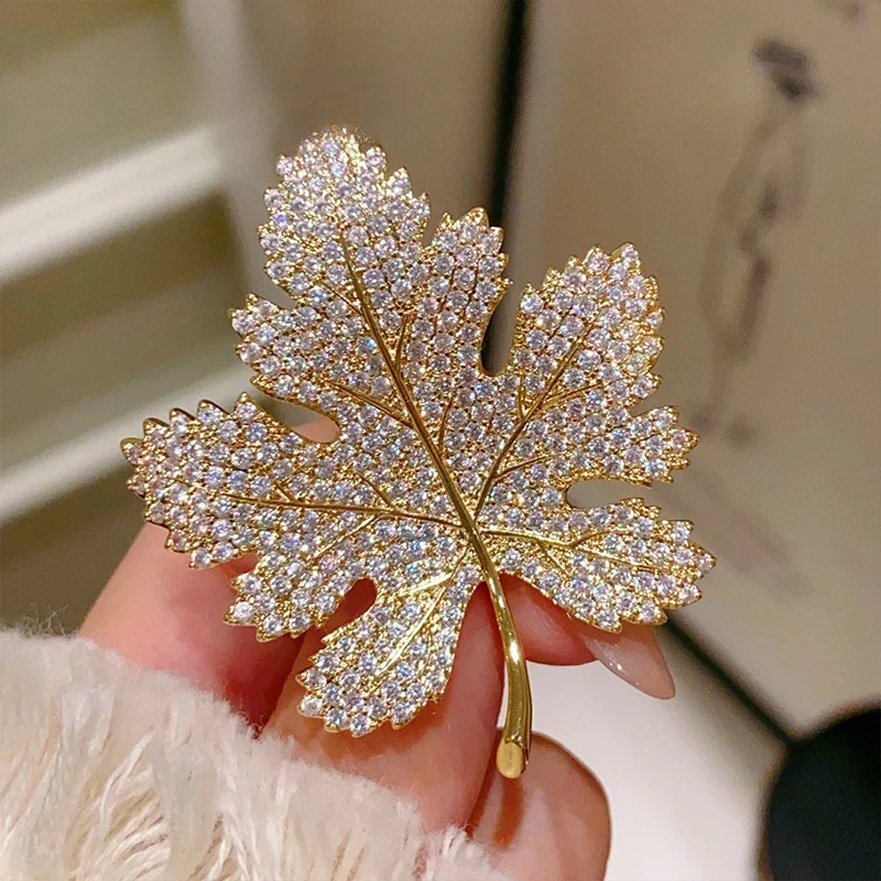 Exquisite Rhinestone Maple Leaf Metal Brooches For Women Men Crystal Inlaid Zircon Plant Pins Party Birthday Winter Jewelry