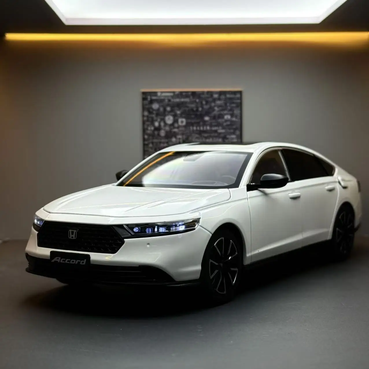 

1:18 Honda Accord 11th Generation Alloy Model Car Toy Diecasts Metal Casting Sound and Light Car Toys For Children Gift