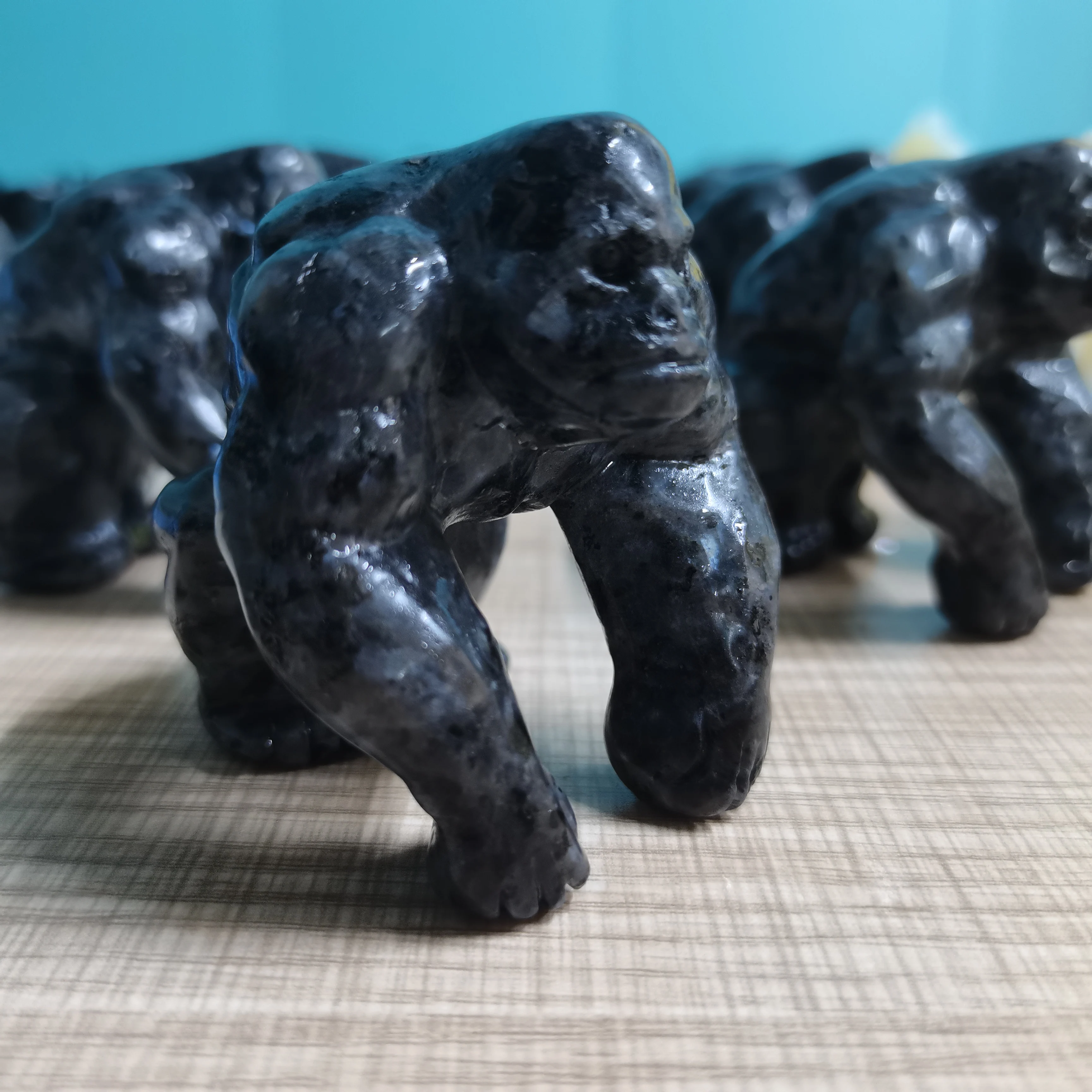 Natural Black Obsidian、Blue Amphibole Crystal Stone Chimpanzee Hand Carved Animal Figurine Energy Crafts Home Decoration As Gift