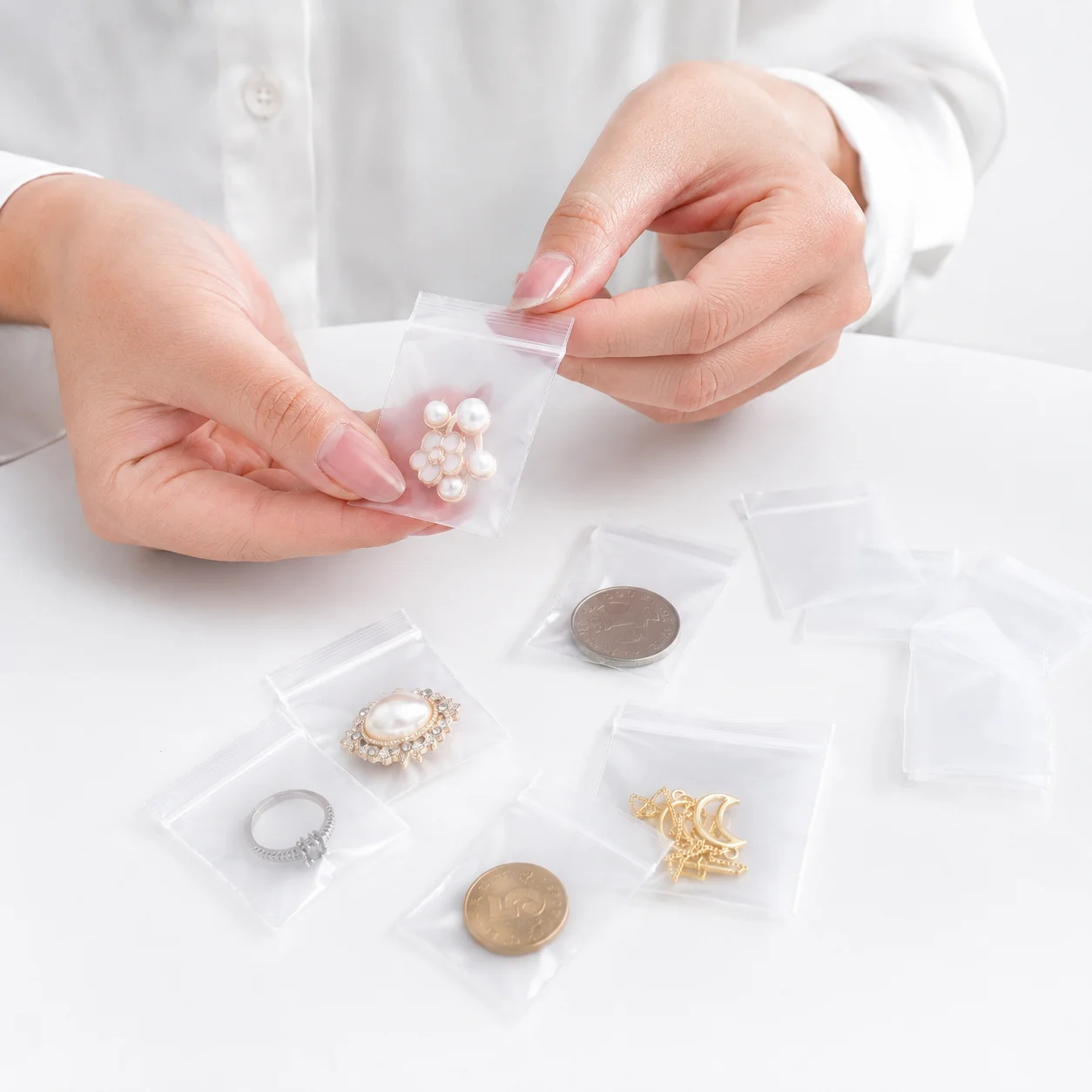 100 Stück Transparente Kleine Zip-Beutel Wiederverschließbare Polyethylen-Plastiktüten zur Aufbewahrung von Schmuck, Accessoires, Perlen und Handarbeiten – Detail 3