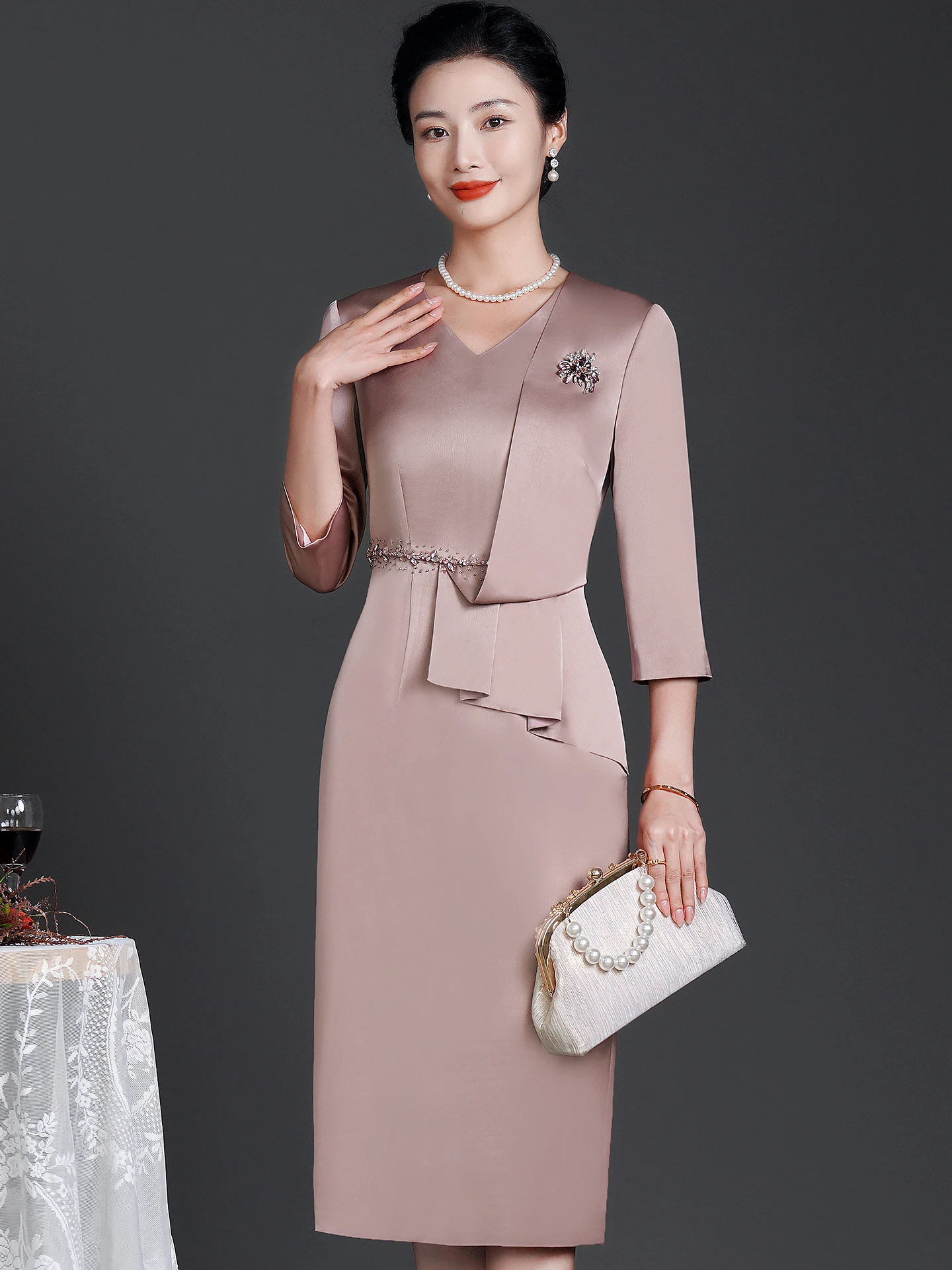 

Elegant Maternity Wedding Dress Luxury Mid-Length Straight-Jacket Diamond Design Polyester Fiber Warmth-Bearing