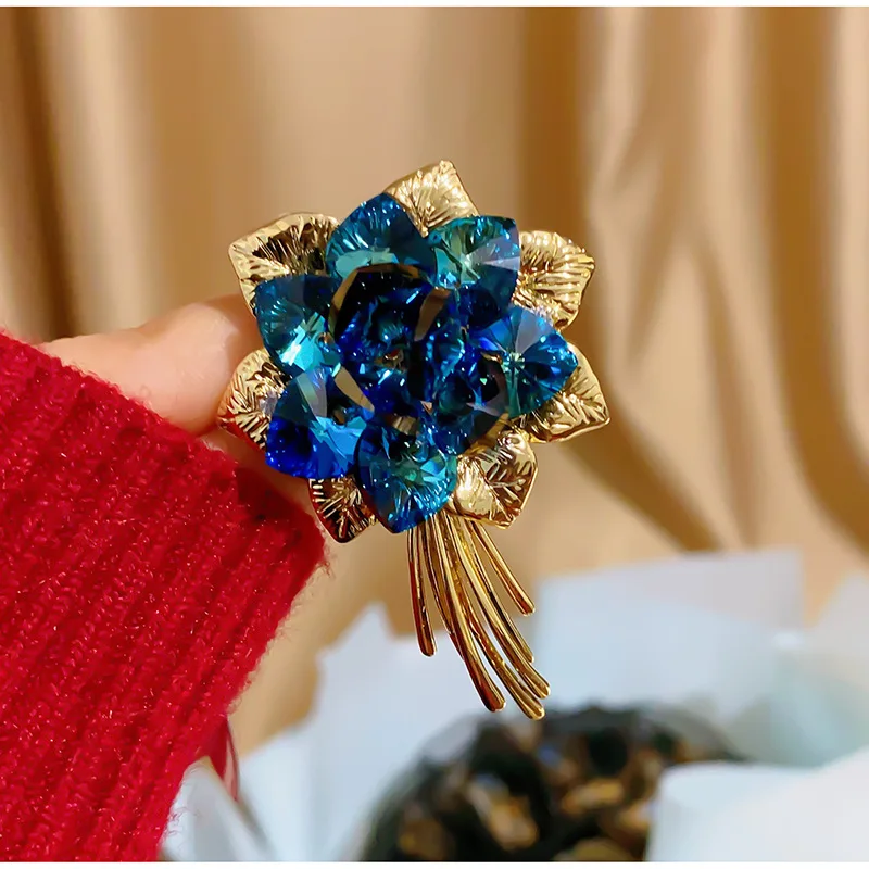 

New Chinese High-end Light Luxury Austrian Crystal Green White Flower Brooch Atmospheric Floral Gold-plated Pin