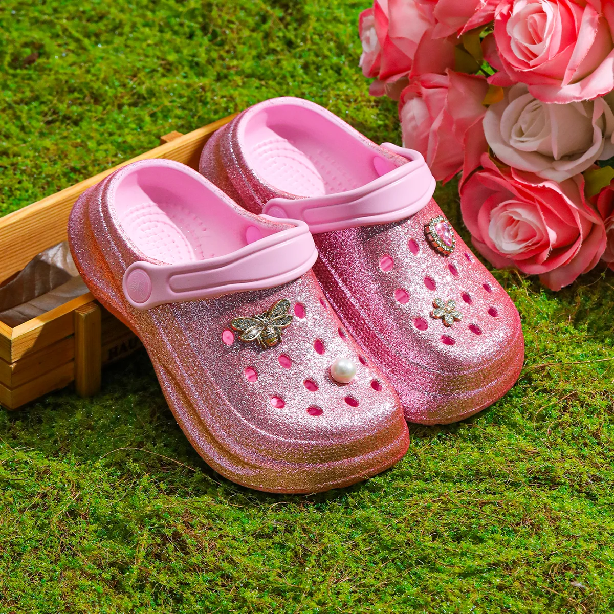 Glitzernde Clogs und Pantoletten für Kinder, leichte EVA-Gartenschuhe, rutschfeste Sandalen, atmungsaktive Slip-On-Schuhe für drinnen und draußen 168 – Detail 7
