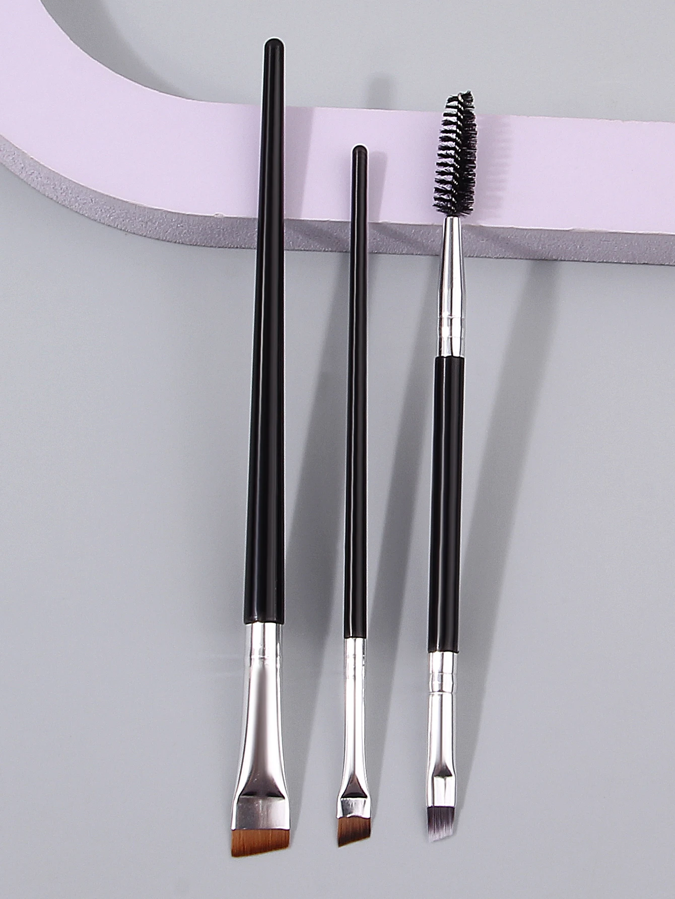 3本のアイメイクブラシセット、両頭まつげブラシ、眉毛ブラシ、極細アイライナーブラシ、まぶたブラシ、ポータブルメイクツール