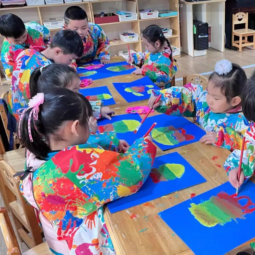 Uniwersalny nylonowy fartuszek malarski dla dzieci, długi rękaw, zapinany z przodu, ochraniacz na ubranie, śliniak dla niemowląt i małych dzieci.