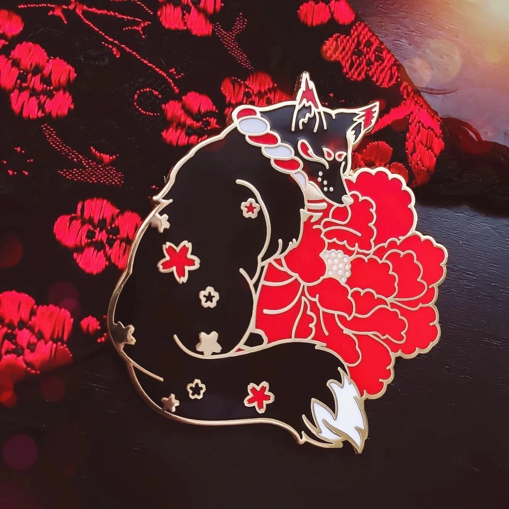 Elegant Japan Shrine Kitsune Hard Enamel Pin Kawaii Foxs and Beautiful Red Flowers Brooch Cartoons Animal Lapel Pins Jewelry