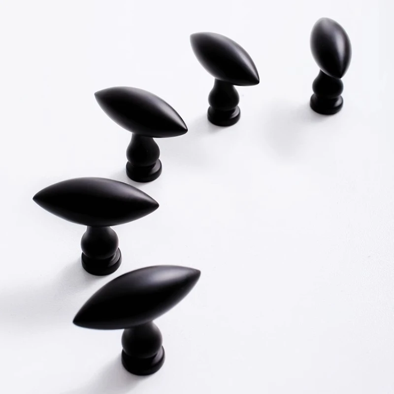 خزانة بمقبض باب خزانة الملابس على شكل زيتوني بسيط من النحاس مع خزانة أحذية سوداء غير لامعة ذات طابع شخصي بسيط ومقبض صغير