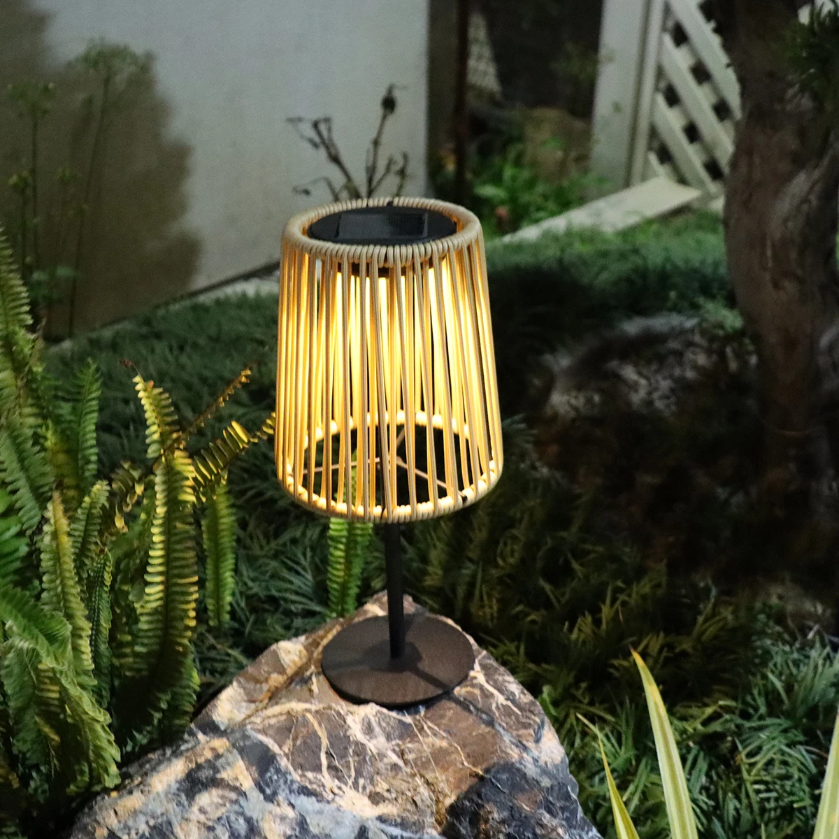 Outdoor Furniture Sale - Lampe de table solaire en rotin
