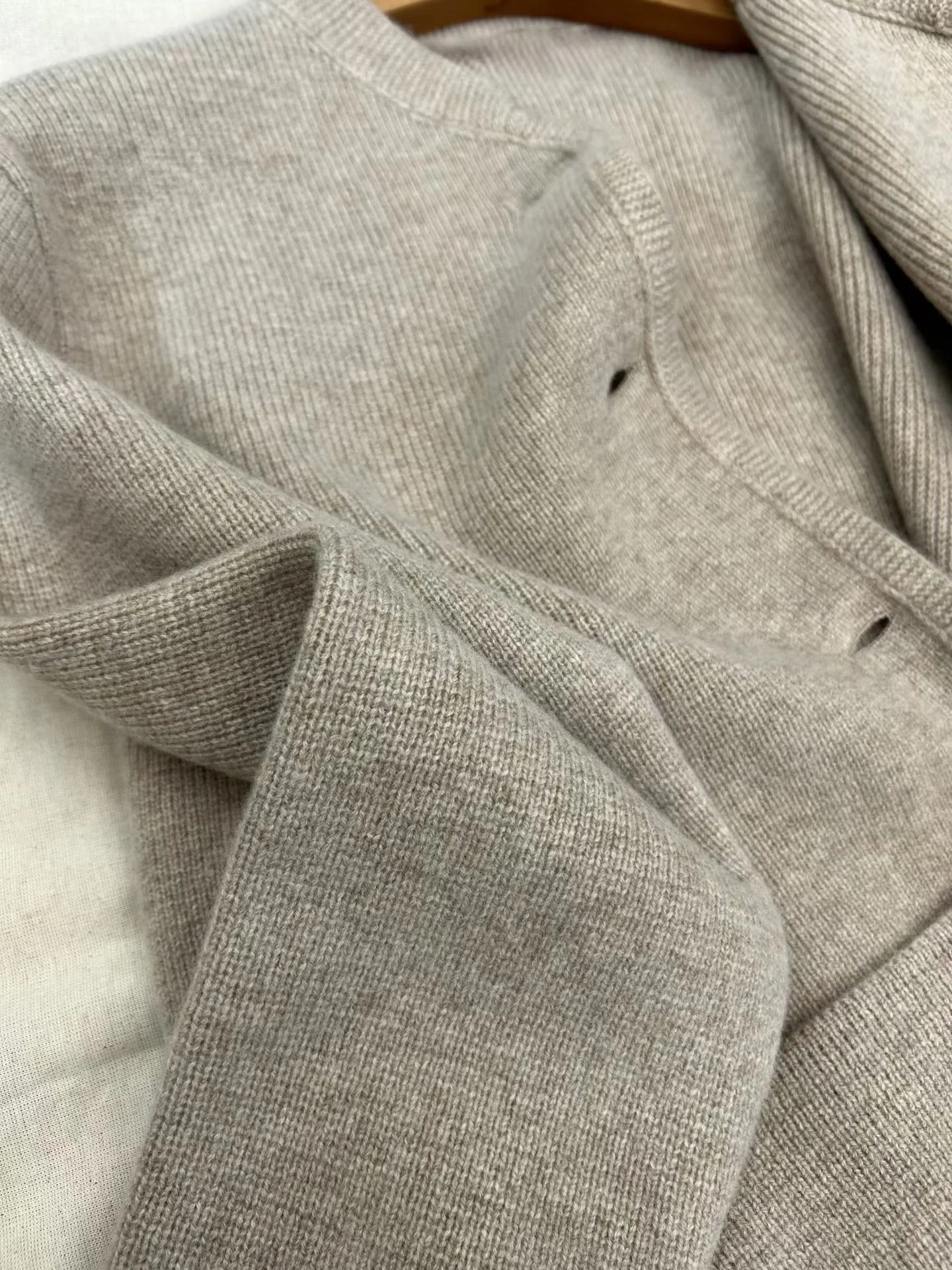 เสื้อผ้าผู้หญิงต้นฤดูใบไม้ร่วงแบบใหม่ สไตล์เรโทร เสื้อแจ็คเก็ตแคชเมียร์ทรงหรูหรา กระดุมแถวเดียว มีกระเป๋า