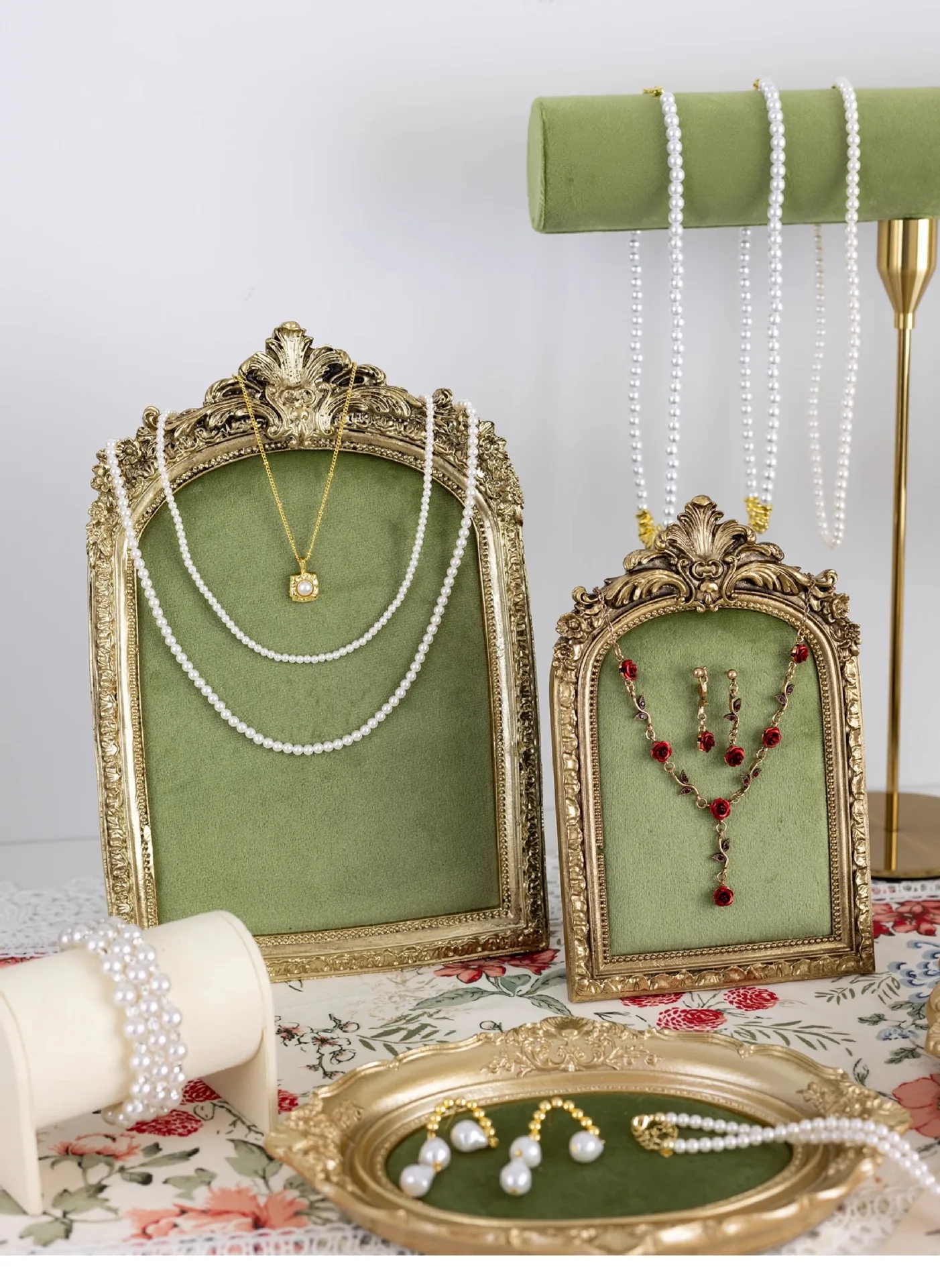 مجموعة حامل عرض المجوهرات بإطار ذهبي عتيق، قلادة مخملية خضراء، حامل وسوار، إكسسوارات القرط، صينية تنظيم