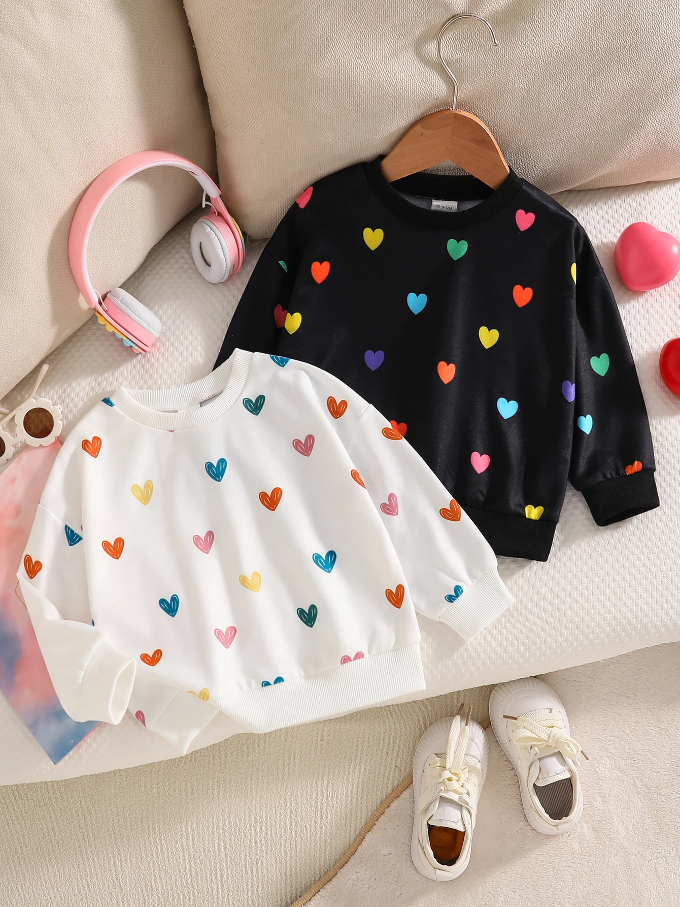 

2 шт. весенне-осенняя повседневная толстовка с цветным сердечным принтом для маленьких девочек, уличная уличная футболка с круглым вырезом, милый повседневный топ для маленьких девочек, спортивная футболка с длинным рукавом, удобный осенне-зимний стиль 0-