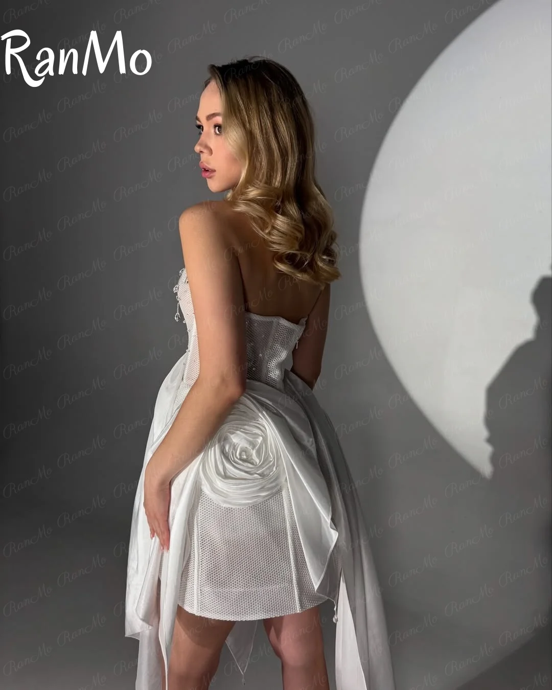 Ranmo 2025 فساتين حفلات مسائية قصيرة بيضاء حديثة جديدة بدون أكمام بدون حمالات المملكة العربية السعودية فستان حفلات طويل الذيل مخصص