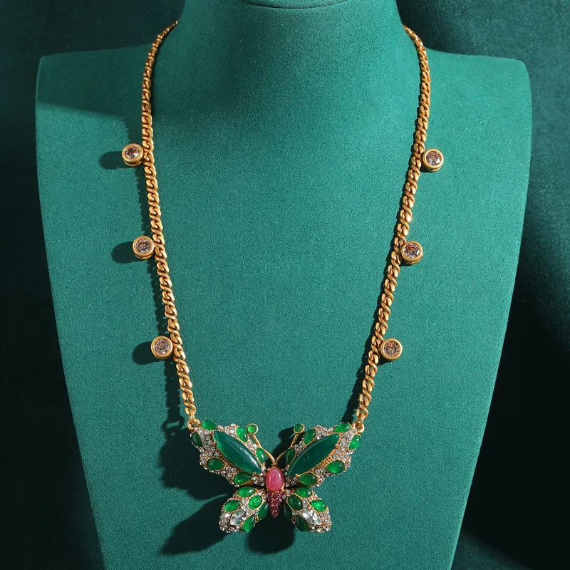 

Vintage Emerald Green Butterfly Necklace Glass Glaze Beautiful Women Antique Gold Color Chain Crystal Luxury Designer Jewelry