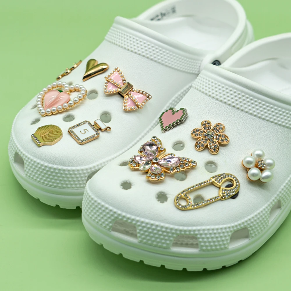 1 قطعة الأحذية المعدنية الوردية السحر للنساء الفتيات فراشة القوس الثعلب ديزي الفاخرة اللؤلؤ الأحذية زينة دبابيس صندل الملحقات