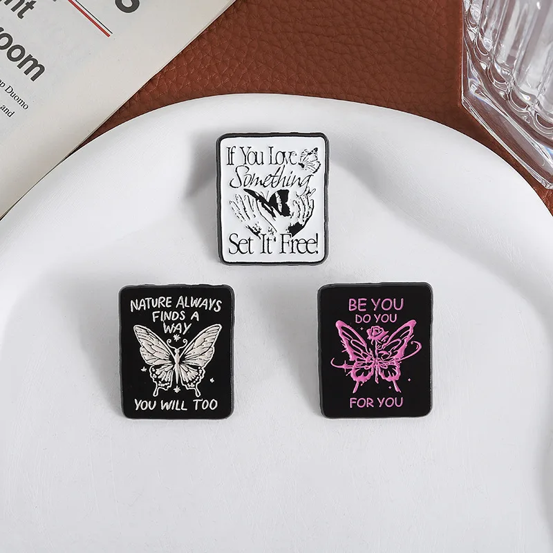 Animal Brooch Cartoon Dark Style Moth Metal Badge Small Gift Wholesale Bag Pins for Backpacks Cap Pin Backpack Accessories Lapel