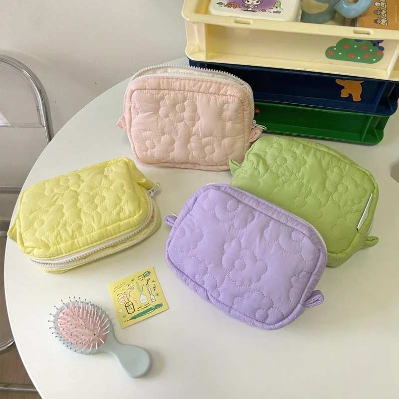 Cute Cosmetic Storage Bag Quilted Flowers Design Cosmetic Bags Soft Comfortable Makeup Bags for Lipstick Tissue Jewelry Pouch