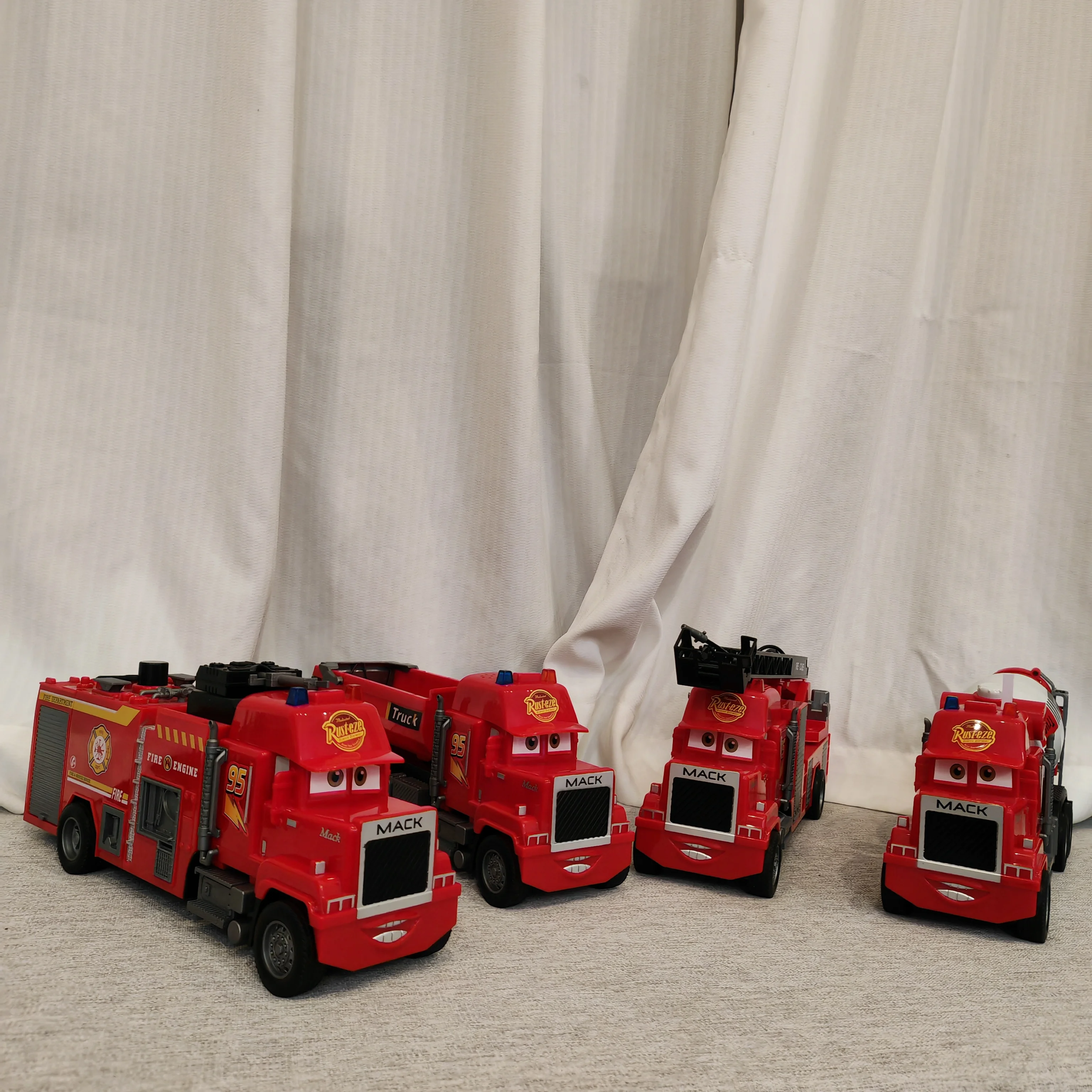 

Игрушечная машинка Disney Toy Story: пожарная машина Микки Квик (Микки Квик) с подсветкой и музыкой, имитация реалистичной модели, детская игрушка, пожарная машина для детей