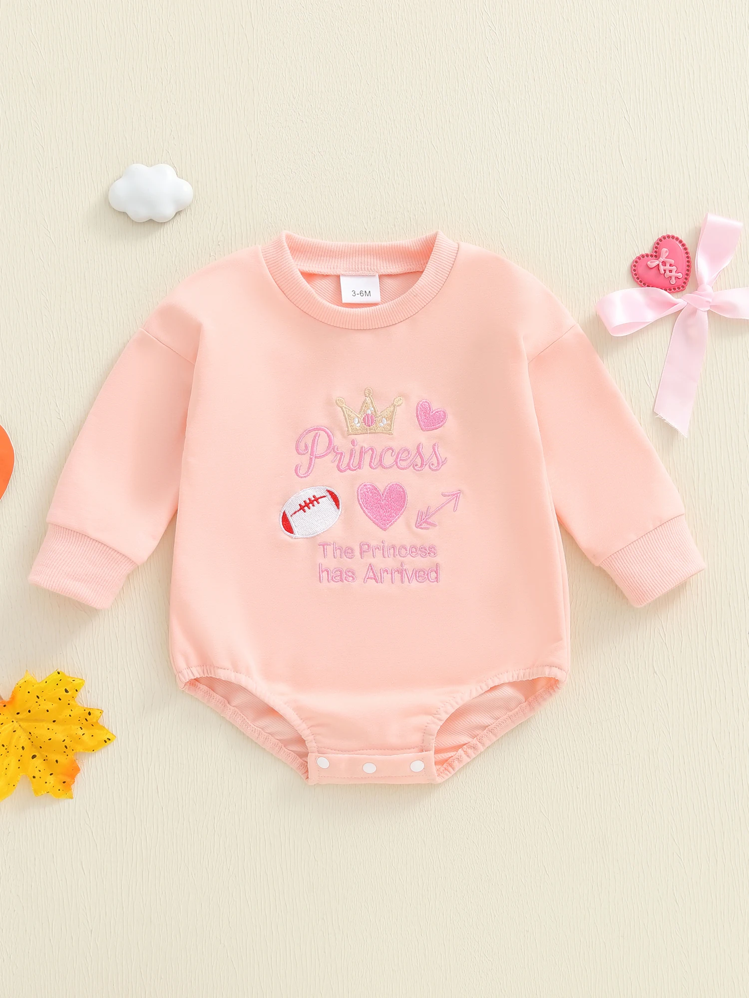 Schattig peutermeisje met ruches aan de mouwen en bloemenprint voor lente- en zomeroutfits