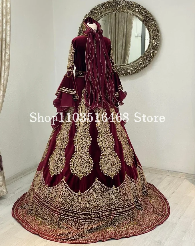 Robe de mariée du Moyen-Orient avec patte, manches longues, appliques dorées luxueuses, robes à lacets préliminaires, bordeaux