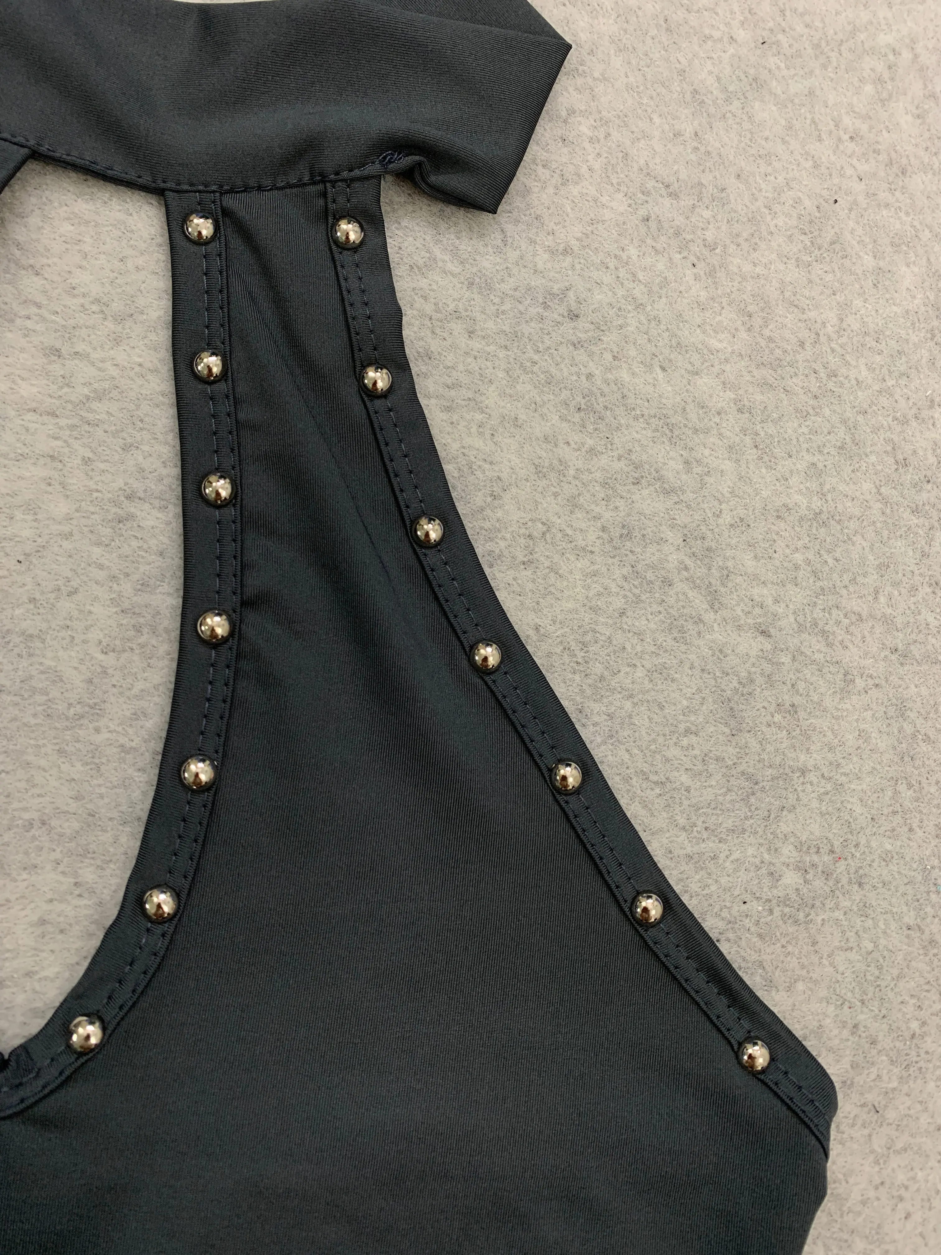 Subkultur-Punk-Stil, Nieten-Design, hängender Hals, rückenfreies, kurzes, hohles, ärmelloses, schmales, heißes Mädchen-Sling-Top. – Detail 10