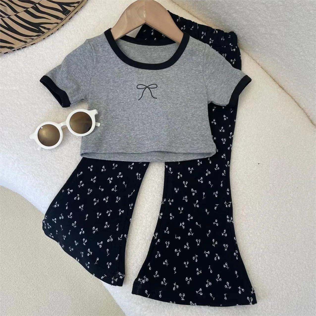 

Girls Summer Casual Set 2024 New Korean Children's O-neck Cotton Short Sleeve T-shirt Cherry Print Flare Pants Two Piece Suit