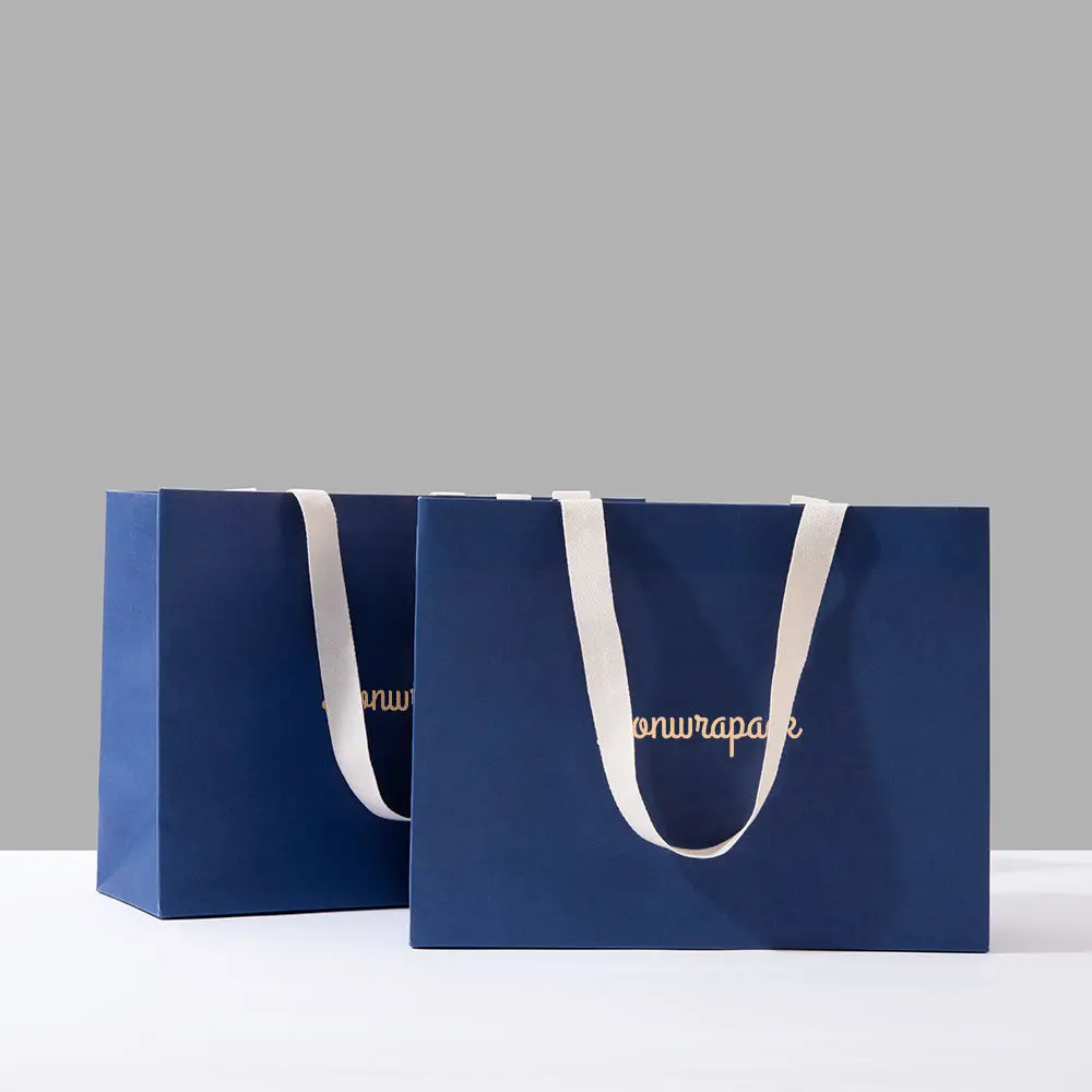 White Cardboard Handbags Custom Logo Simple Elegant Shopping Gift Tote Bags for Clothing Store Retail Shop Packaging Use