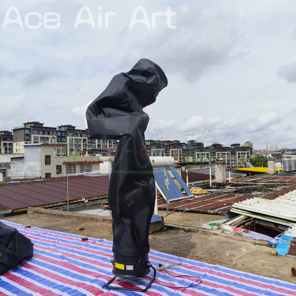 팽창식을 흔드는 불꽃 공기 댄서 춤추는 남자 팽창식 하늘 공기 댄서