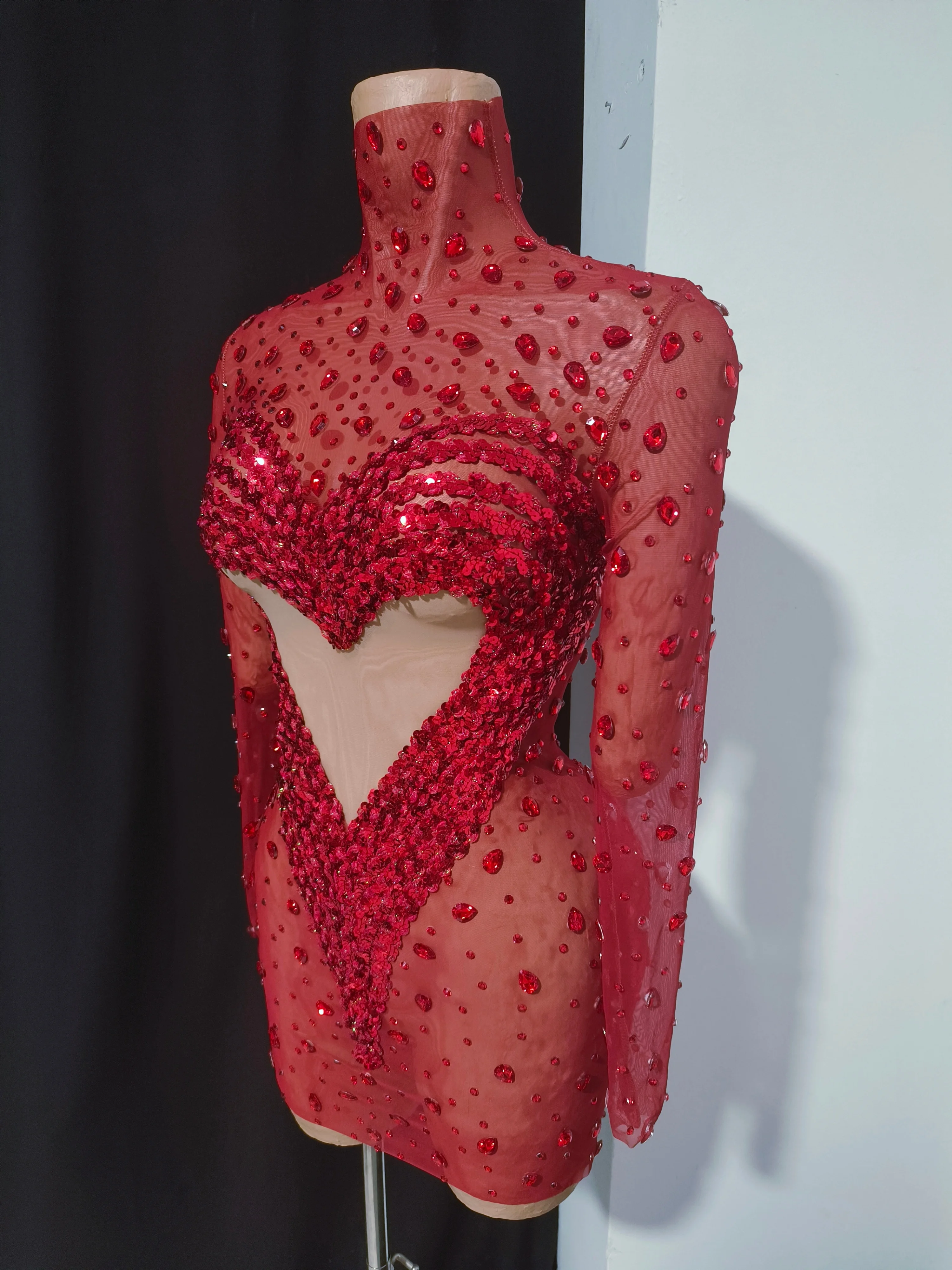 Abito sexy con paillettes rosso con ritaglio a cuore Abito da donna con maniche lunghe in rete trasparente con perline scintillanti Decorazione per feste con data a tema