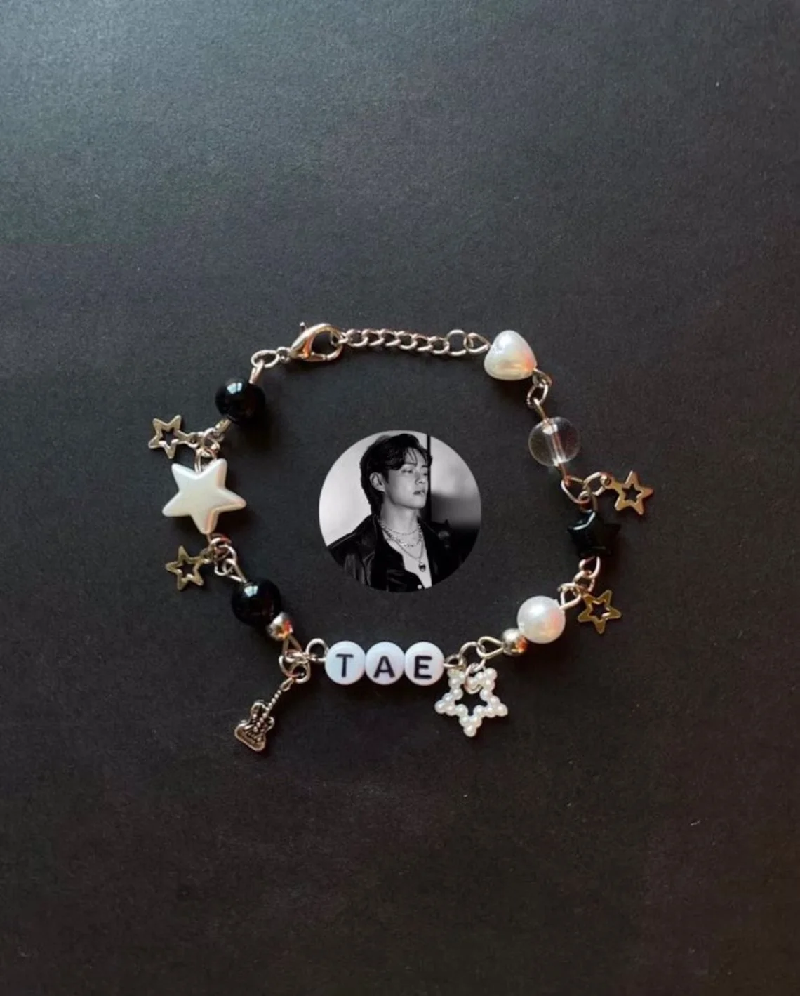 Bracciale con perline lettera TAE