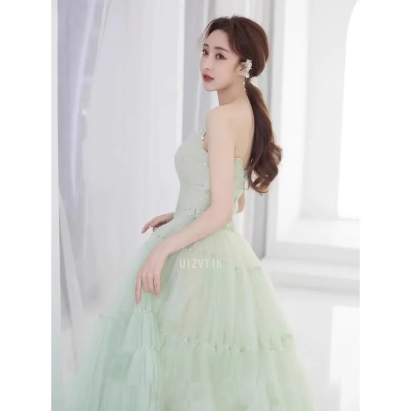 فستان زفاف كوري بسيط باللون الأخضر الفاتح لالتقاط الصور بدون حمالات ثنيات بطول الأرض فستان سهرة أنيق طويل لحفلات أعياد الميلاد