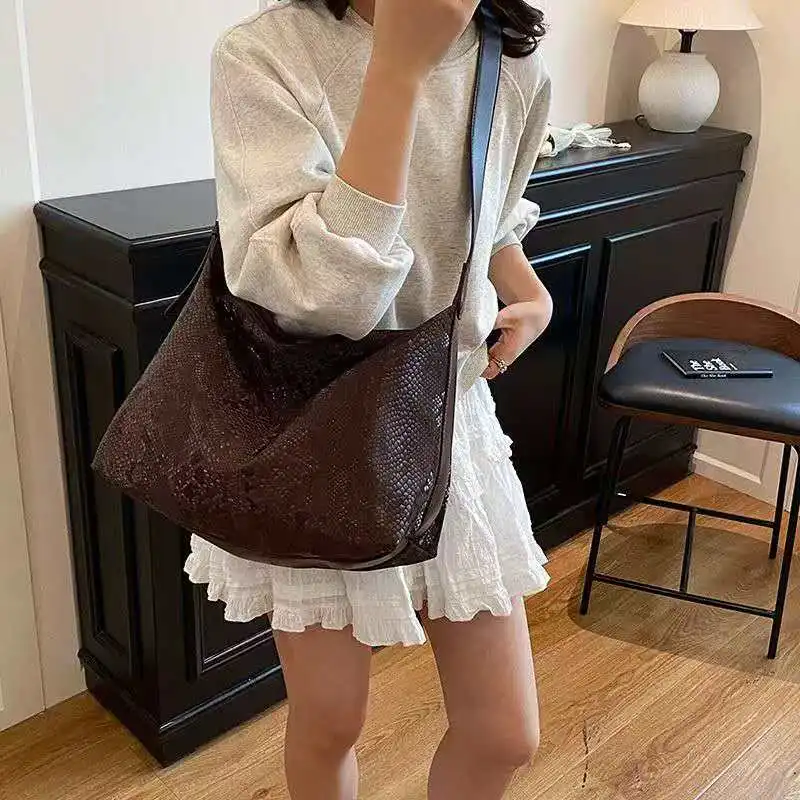 2026 Fashionable versatile casual style sequined women's bag with large capacity suitable daily commuting single shoulder bag