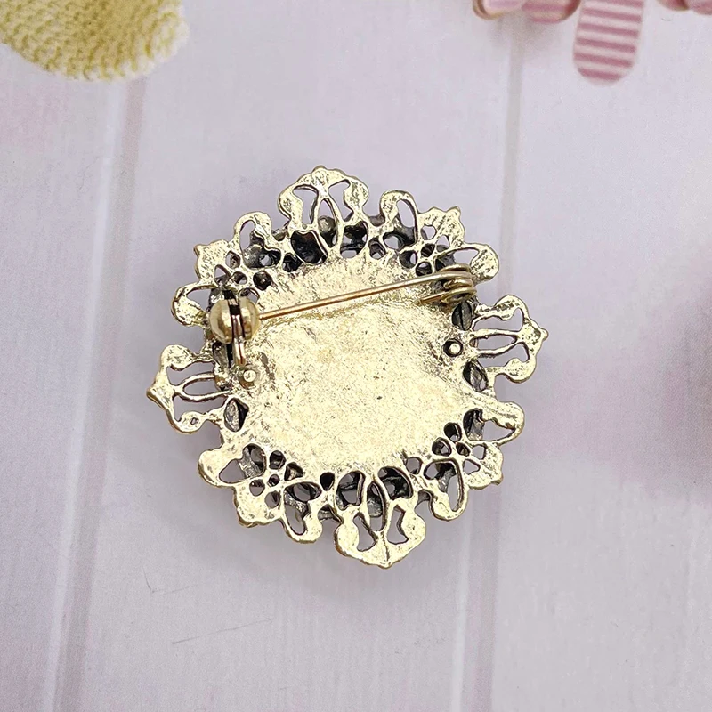 New Hot Baroque Red Rhinestone Cross Brooch Pin Metal Big Brooch Ladies Vintage Pin Clothes Scarf Clip Jewelry