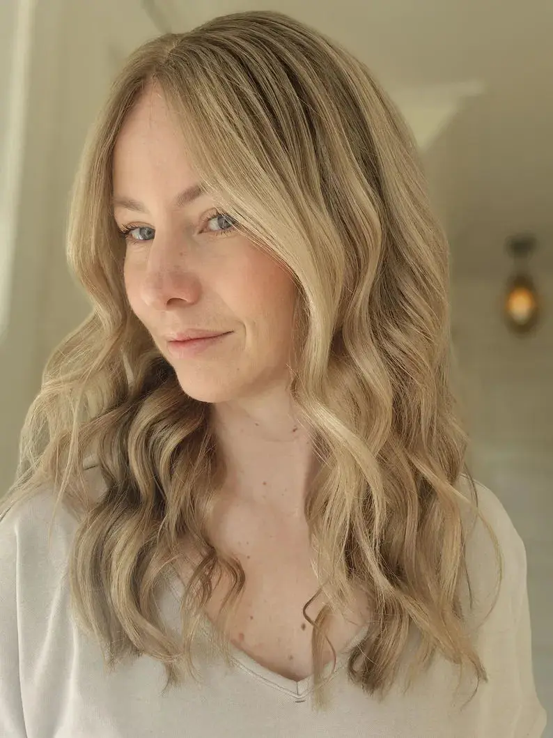 Wig Wanita Highlight Ombre Pirang Muda Berkualitas Tinggi Wig Sintetis Lace Front Wig Wanita Model Body Wave Wig Belahan Rambut Bebas Belahan Tengah