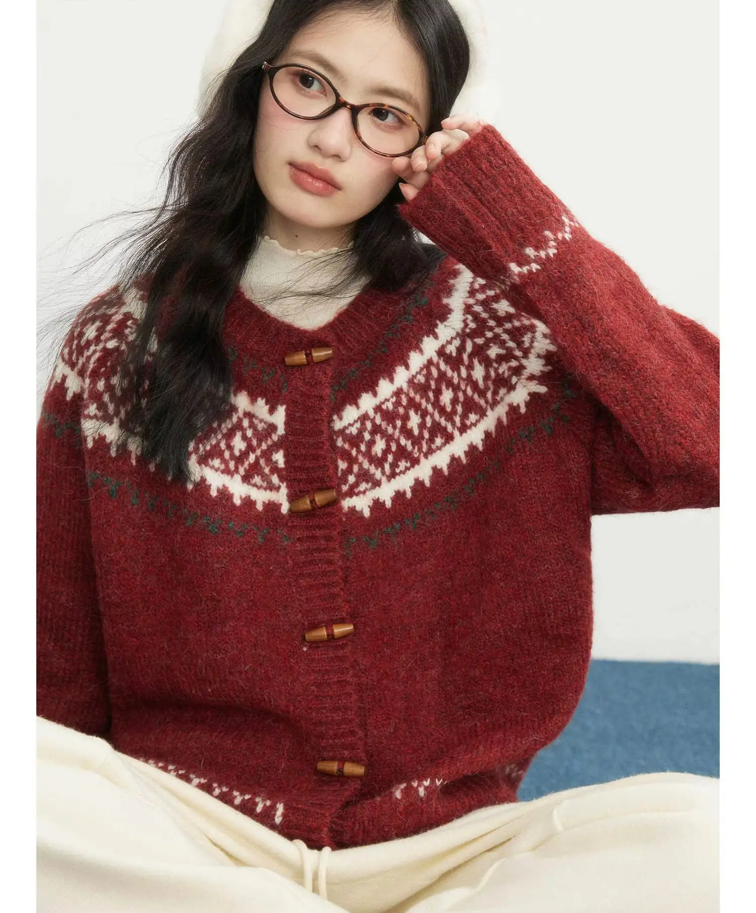 

Retro Red Christmas Jacquard Sweater For Women 2025 Autumn/Winter New Collection With Horn Button Design Round Neck Cardigan