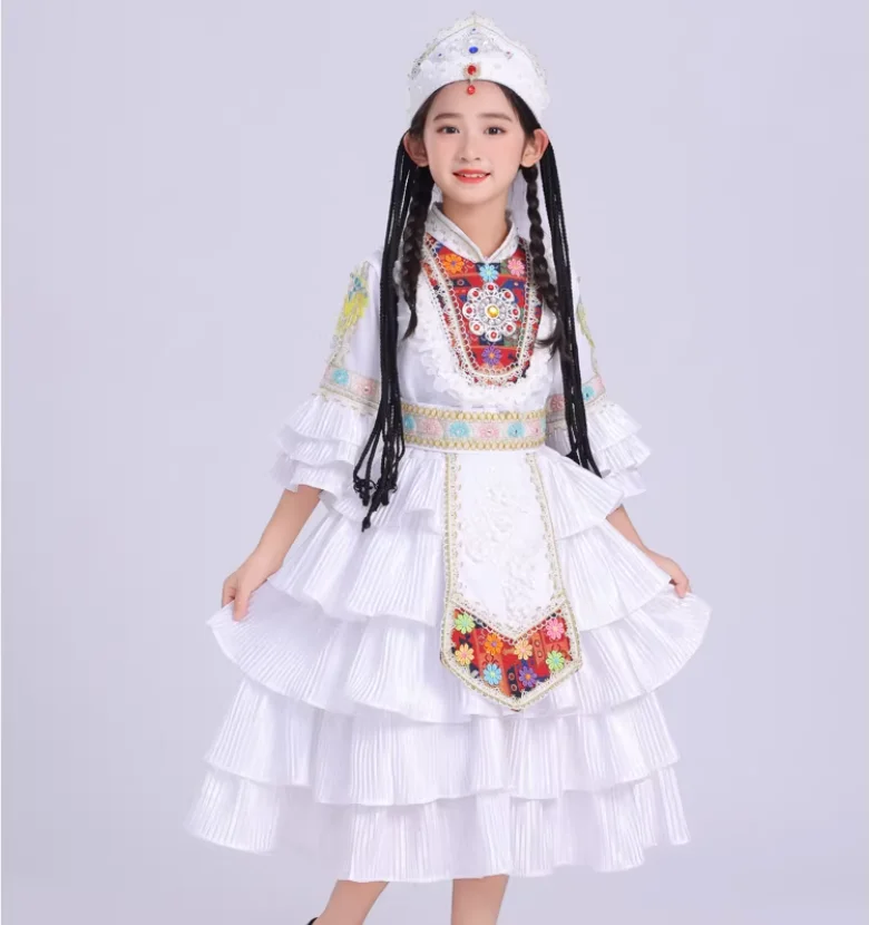 

Этнические костюмы и сценические костюмы для русских детских игр