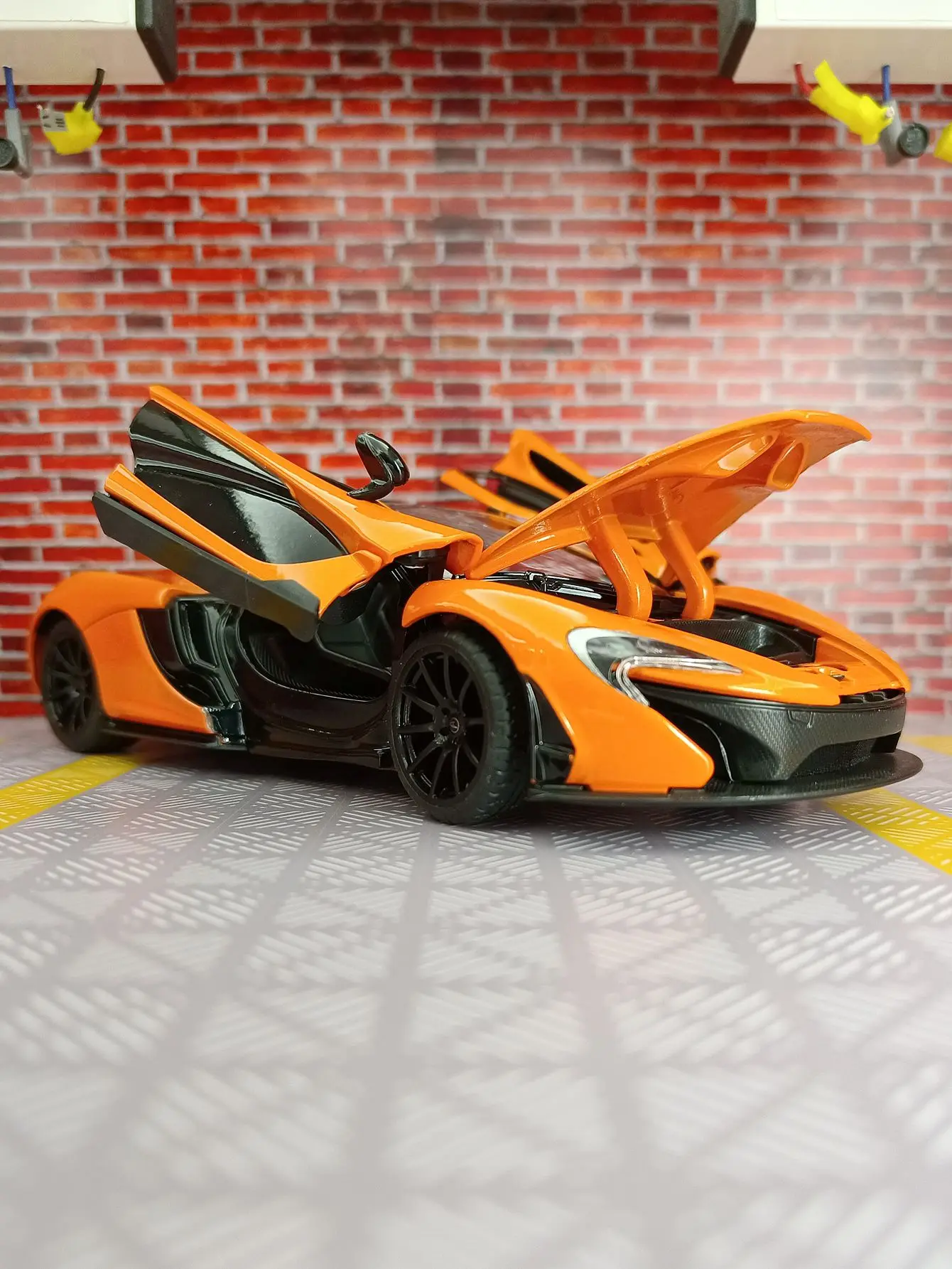 rastar 1:24 McLaren P1 legering supercar model voorwiel kan worden gedraaid en de deur en de kap kan worden geopend vakmanschap