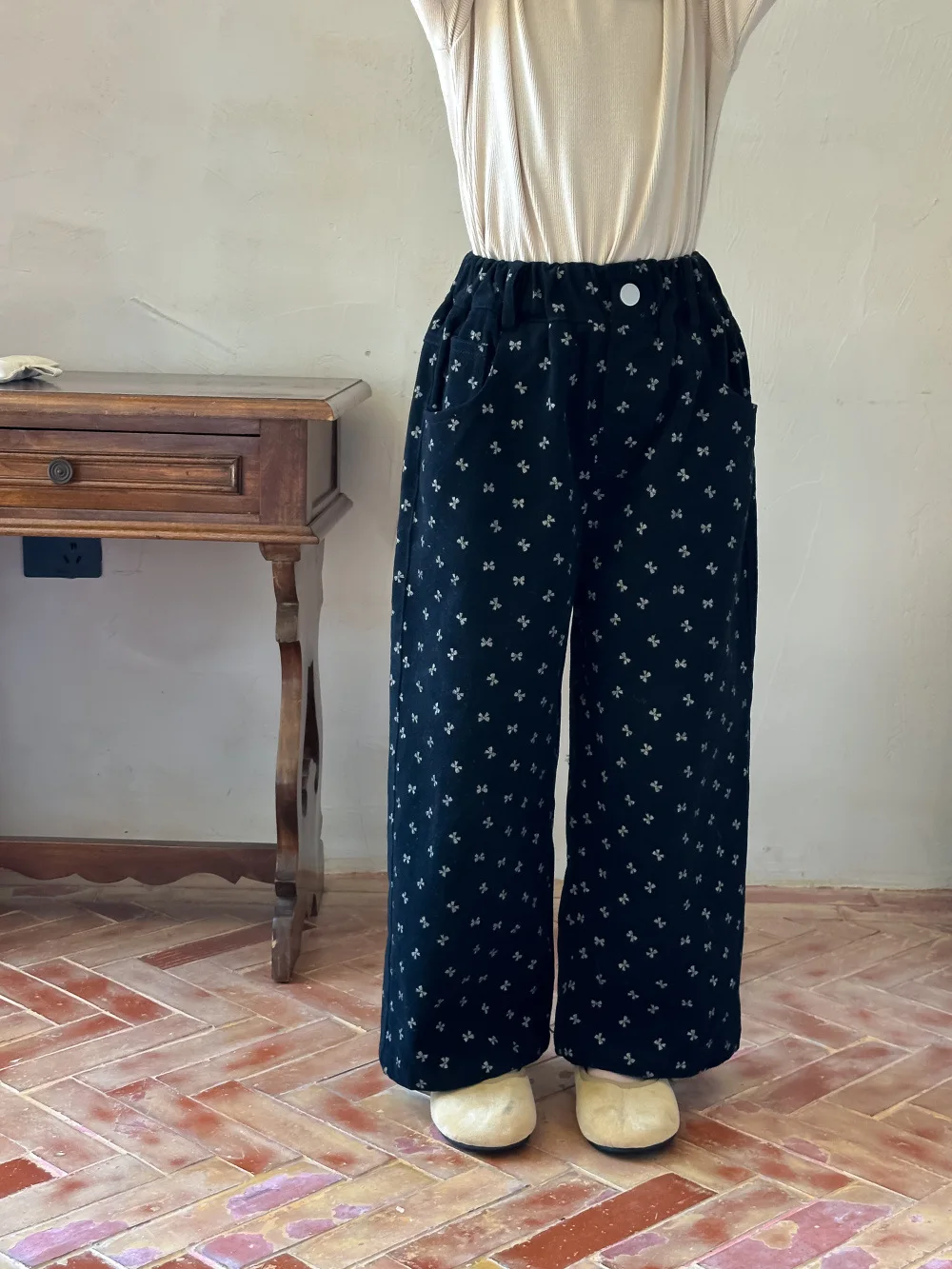 

Корейские детские широкие брюки для девочек, хлопковые джинсы с накладными карманами для девочек, свободные повседневные джинсовые брюки для маленьких девочек, детские прямые брюки