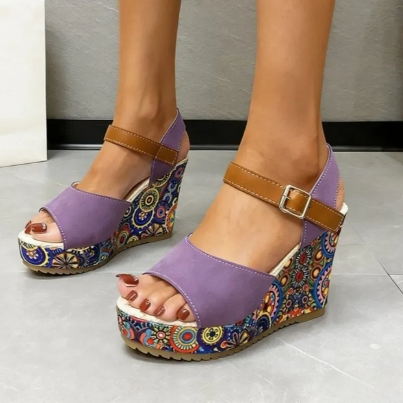 2026 Sommer Neuheit Elegante Damen-Keilsandalen Modische Atmungsaktive Plateau-Absätze Lässige Vielseitige Damenschuhe