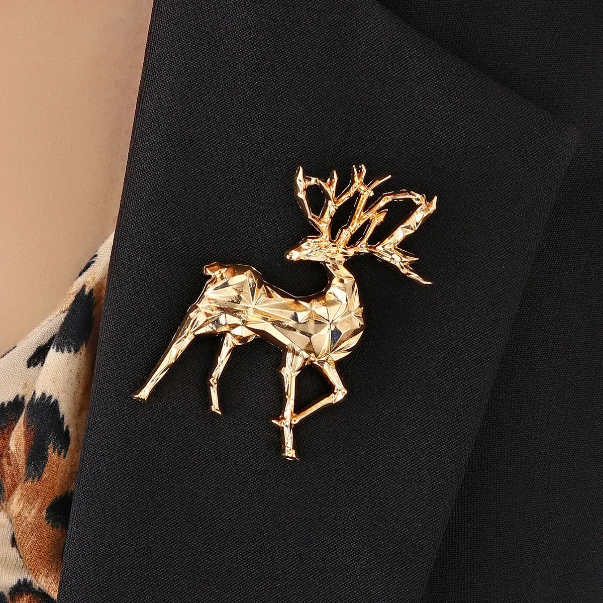 Fashionable Sika Deer Animal Brooch Fashion Clothing Pin Christmas Party Exquisite Jewelry Gift for Men and Women