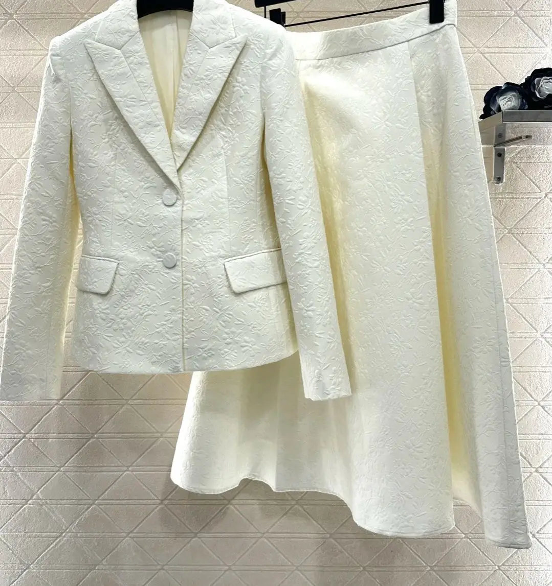 

Бежевый жаккардовый костюм от кутюр с юбкой и хрустящей текстурой, элегантный и благородный, легкий, роскошный и изысканный вечерний наряд.