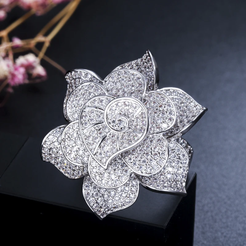 Driegraces 3d Geometrische Zirkonia Sieraden Gouden Kleur Luxe Grote Statement Bloemenringen Voor Vrouwen Jubileum R316