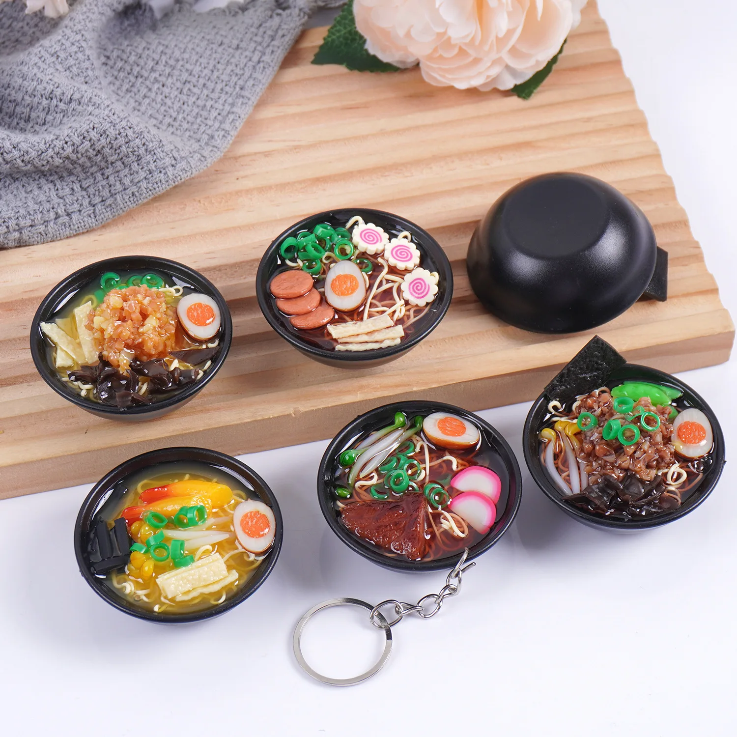 LLavero de comida simulada, llavero de Ramen de mariscos, llavero de fideos de comida japonesa, Mini muñeca de cocina para hombres y mujeres, accesorios de joyería
