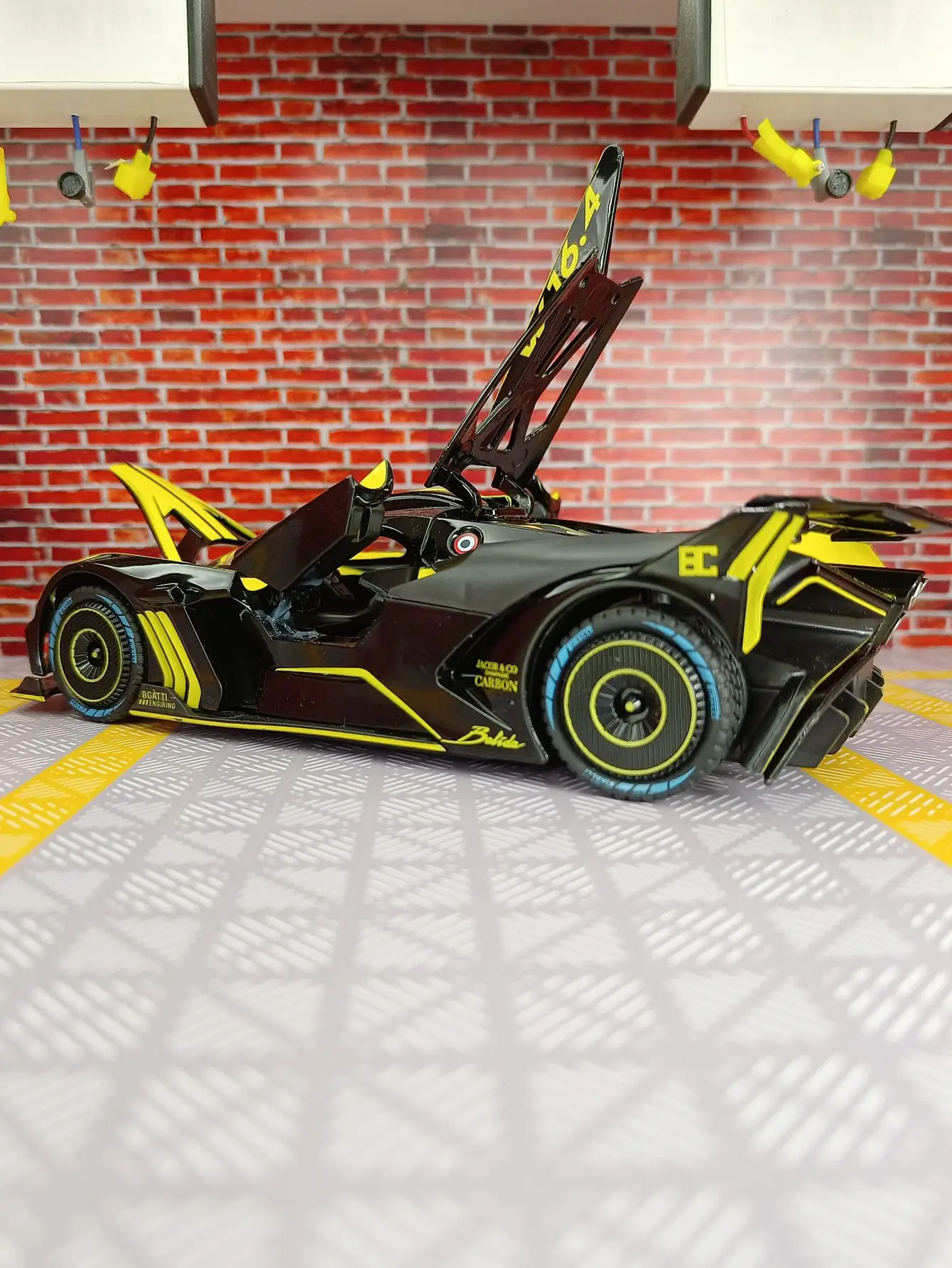 1:24 simulação Bugatti liga modelo de carro ornamentos, portas e capô do motor, porta-malas pode ser aberto, presentes de retorno de som e luz1: 2